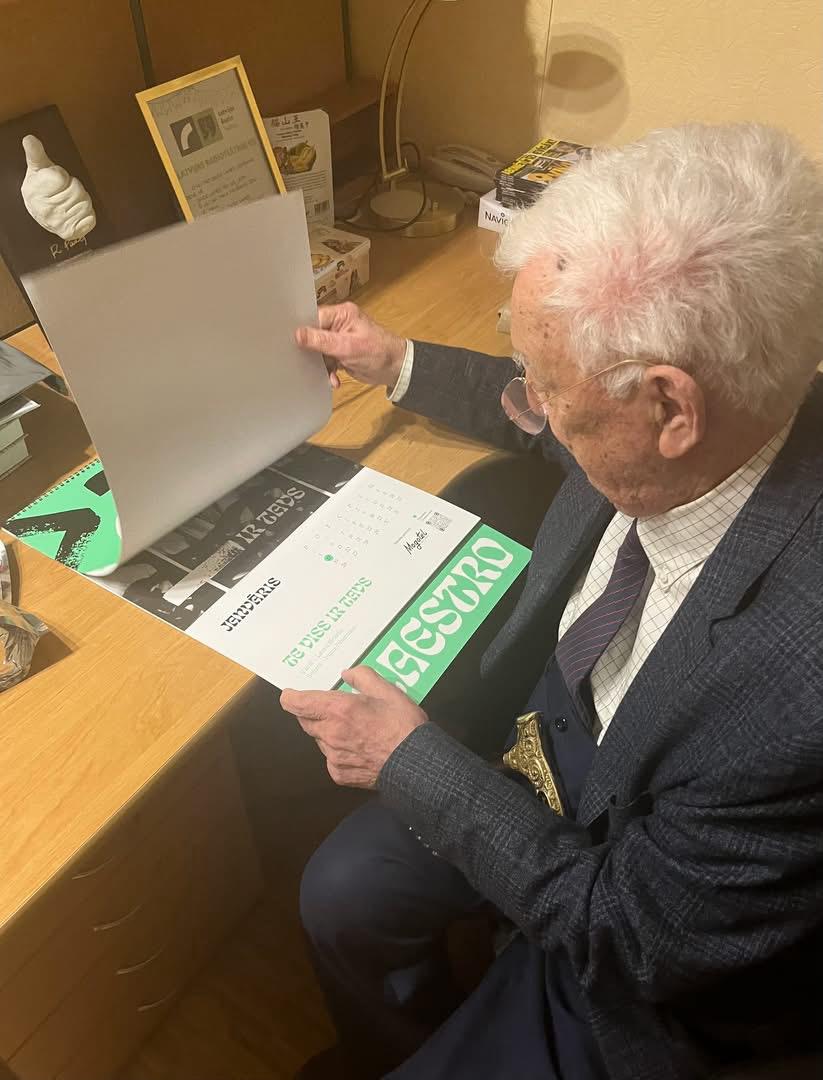 Cilvēks šķirsta kalendāru Foto Emma Stefensena