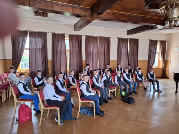 Tūlīt, tūlīt dosimies uz R'ibu. Latviešu Biedrības namu