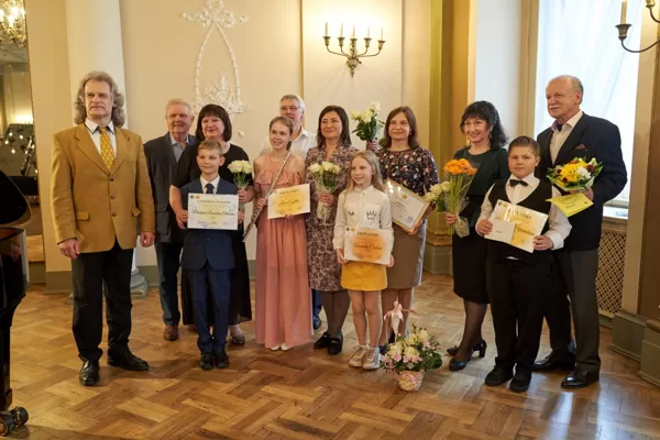 Godalgotie konkursa "Talanta Latvijai" finālisti ar konkursa rīkotājiem un atbalstītājiem