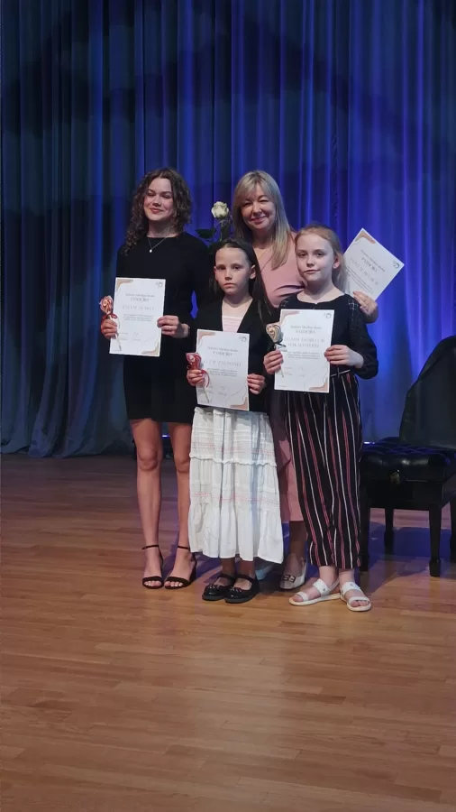 Ped. Anžela Beļska ar audzēkņiem