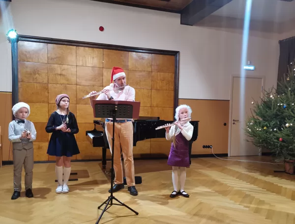 Decembris - koncertu laiks! Ped.Allas Pīlapas klases koncerts