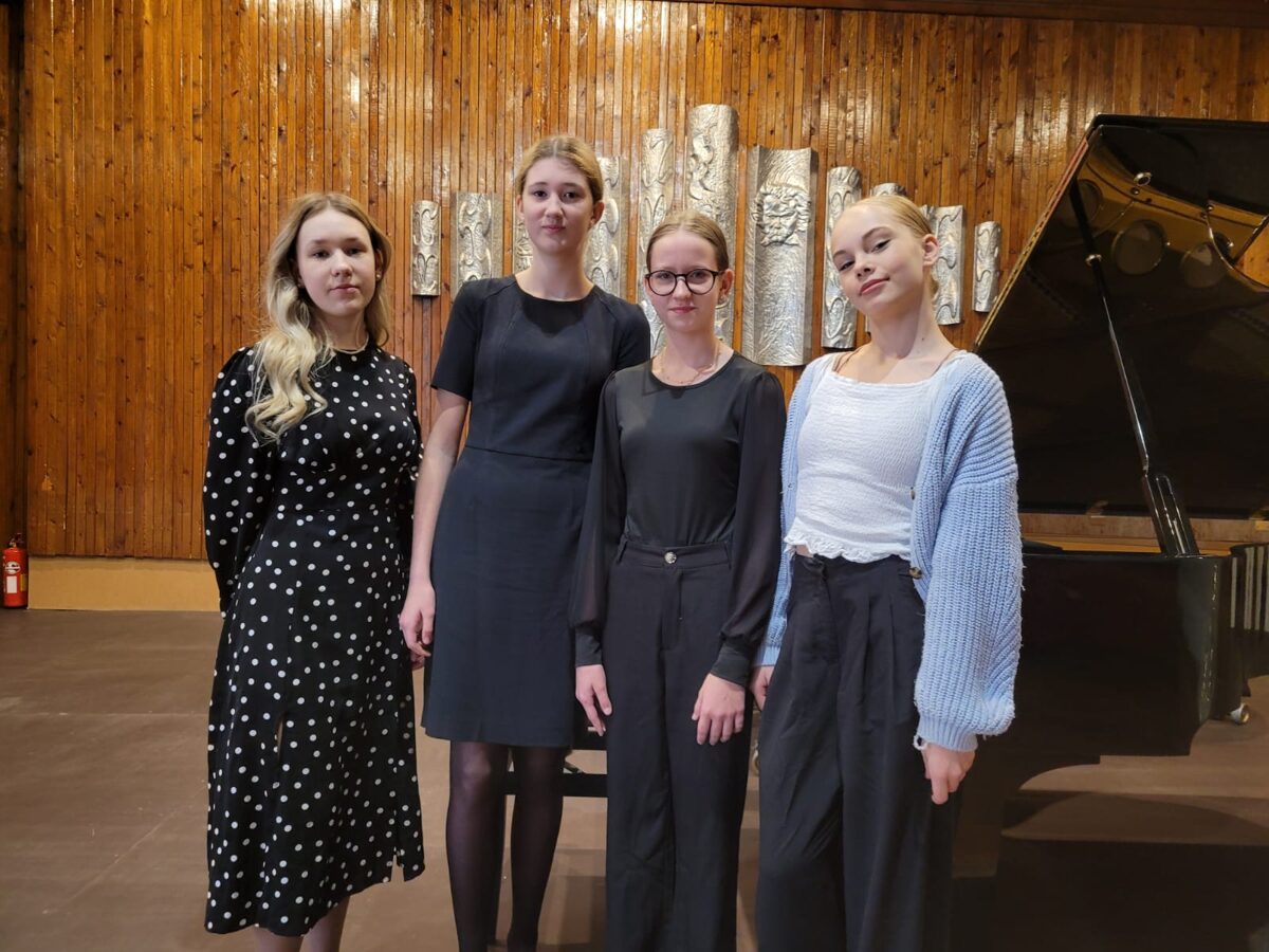 četras meitenes pie klavierēm Jelgavas MV